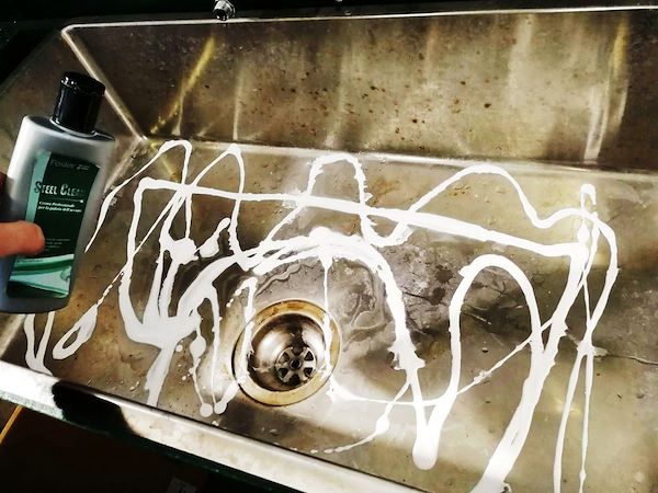 Pour a good amount of cream on the steel (depending on the surface to be treated)