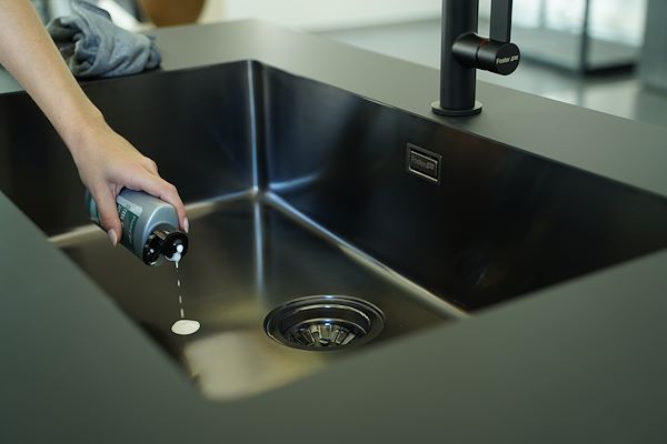 The cream's potential guarantees the elimination of residues that damage the surface, enabling the regeneration of the steel's protective layer