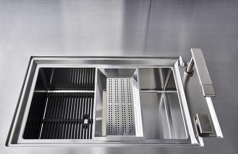 Incrustations précieuses dans l'acier